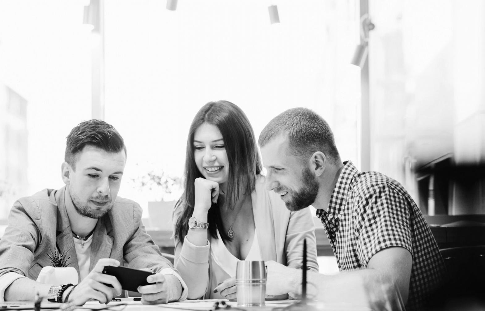 Étudiants analysant des données financières