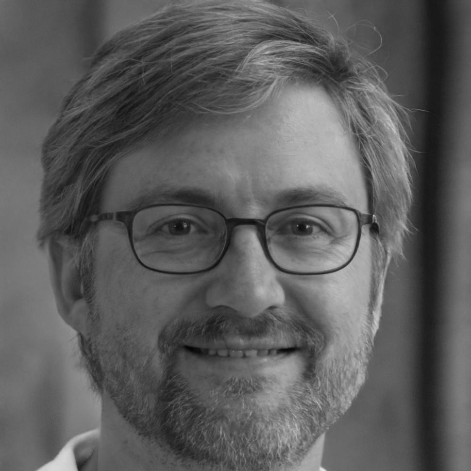 Étudiant présentant son projet