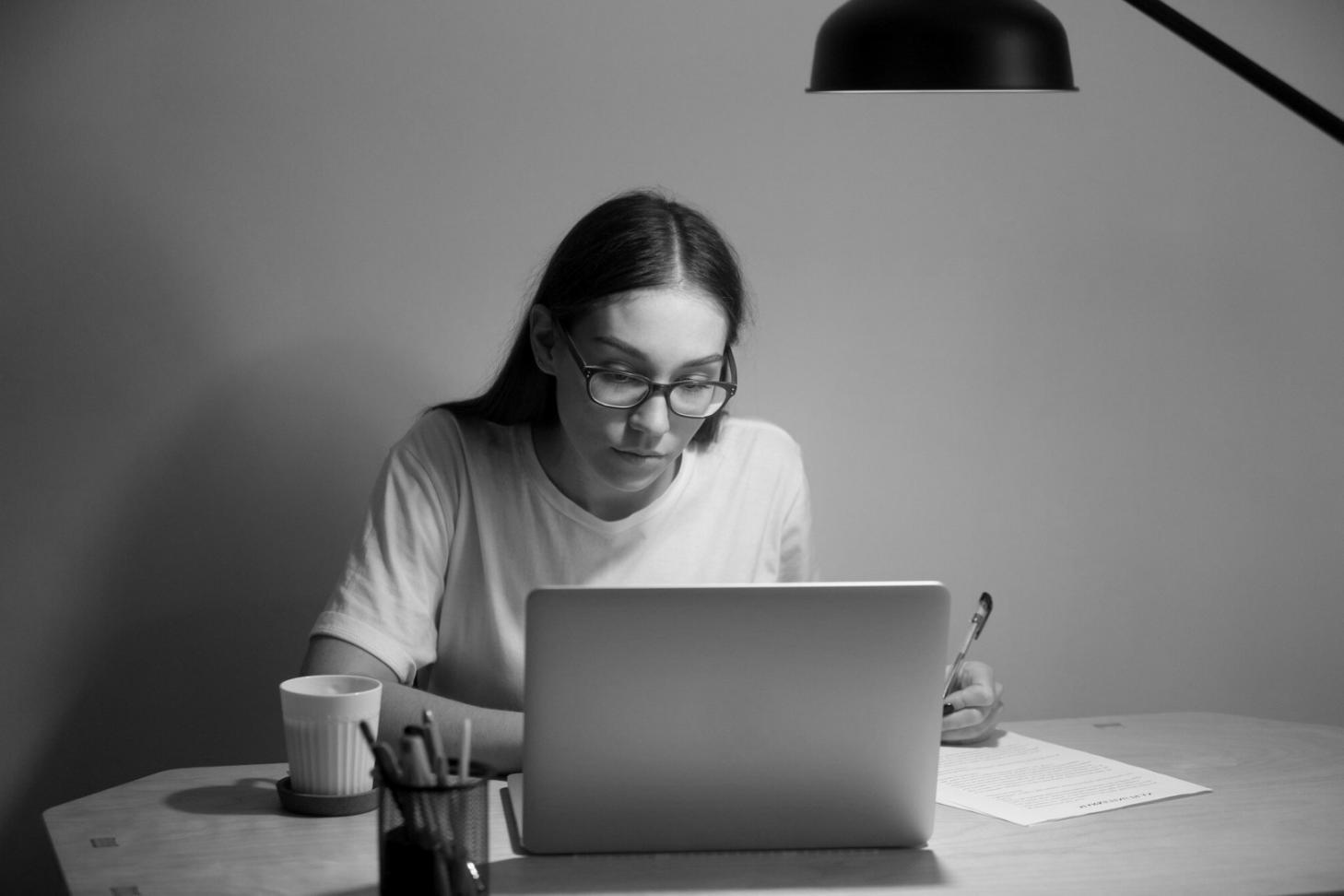 Bureau moderne avec documents financiers et analyses économiques sur le bureau